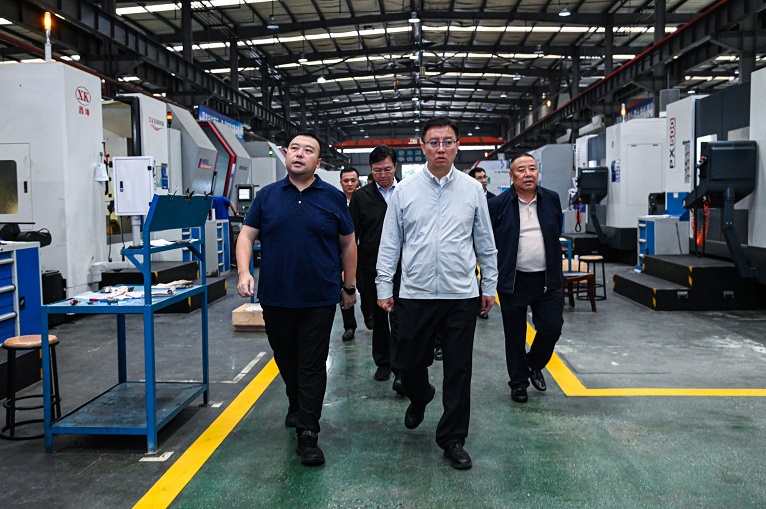 德陽(yáng)市委副書記、市長(zhǎng)黃朝陽(yáng)蒞臨仟坤集團(tuán)調(diào)研指導(dǎo)